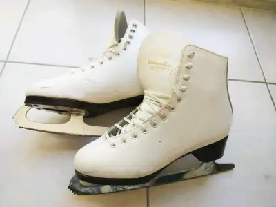 Women/Girl Size 6 Figure skates with ankle support, View more