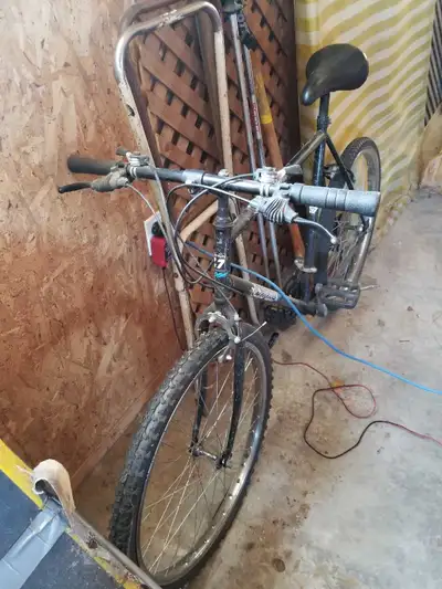 Bicyclette 18 vitesses et 2 pneus neufs, View more