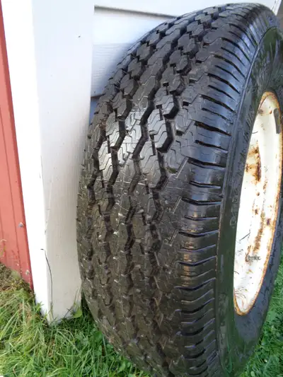 A vendre un pneu pour camion ou autre. De marque Michelin LT 225/75/R16 XCH4 Tube Less Radial X All...