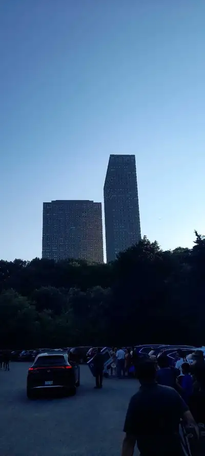 Room rent available at highrise building at Thorncliffe park drive. Swimming pool, Central AC. All c...