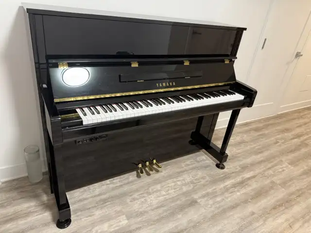 Yamaha B3 SG2 Silent Upright Piano in Pianos & Keyboards in City of Montréal - Image 3