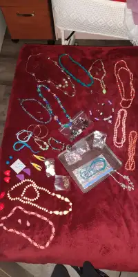 Lots colliers, bracelet et boucle d'oreille 60$