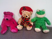 2 teddy bea rs    and    a frog