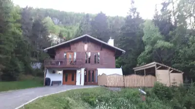 Impecable maison en style suisse, completement équipé, meublée et décorée, à 5 min de Centre - ville...