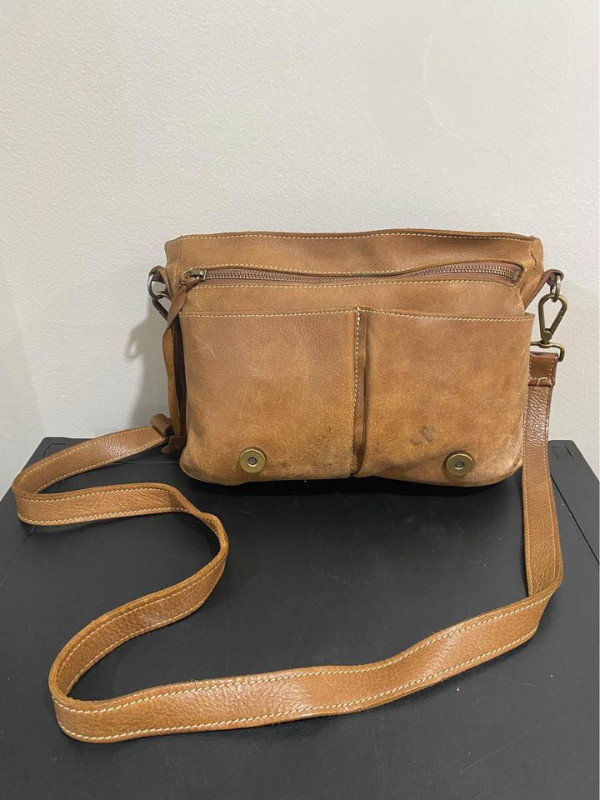 Brown Roots High Quality Leather Purse/Bag in Women's - Bags & Wallets in Oshawa / Durham Region - Image 2