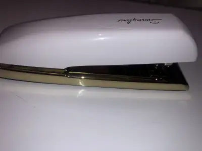 Durable desktop stapler/agrafeuse, View more