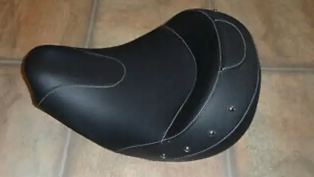 CUIR ORIGINAL DU SIÈGE MOTO INDIAN ****NEUF**** in Motorcycle Parts & Accessories in West Island - Image 3