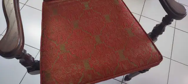 dining room, 6 chairs,beautiful fabric, hutch, extra leaf, sits in Dining Tables & Sets in Markham / York Region - Image 8