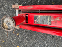 HYDRAULIC JACK IN VERY GOOD CONDITION\