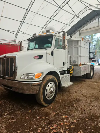 Peterbilt Fast-Vac Mini Industrial , 6 Speed Man. Trans. air brakes , truck is ultra clean , tires a...
