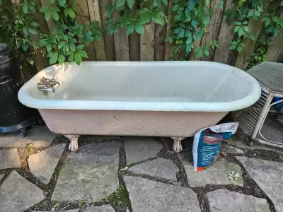 Clawfoot cast iron tub