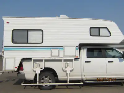 SLEEPS 4, BLACK APPLIANCES, 3 BURNER STOVE, FRIDGE/FREEZER COMBO, MICRO WAVE, U-SHAPED DINING TABLE...