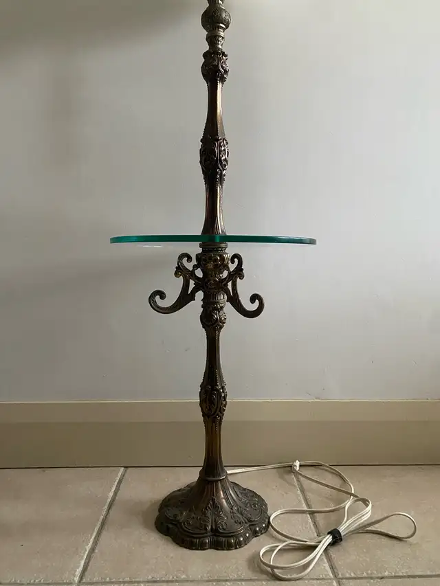 vintage lamp with glass surface in Indoor Lighting & Fans in City of Montréal - Image 3