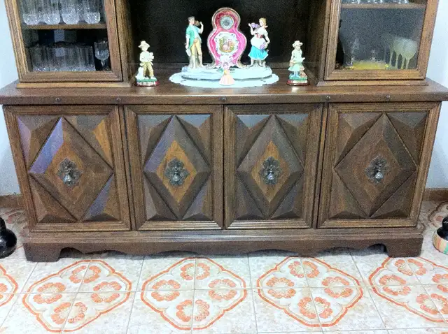 VAISSELIER ANTIQUE / VINTAGE CHINA CABINET in Hutches & Display Cabinets in City of Montréal - Image 4