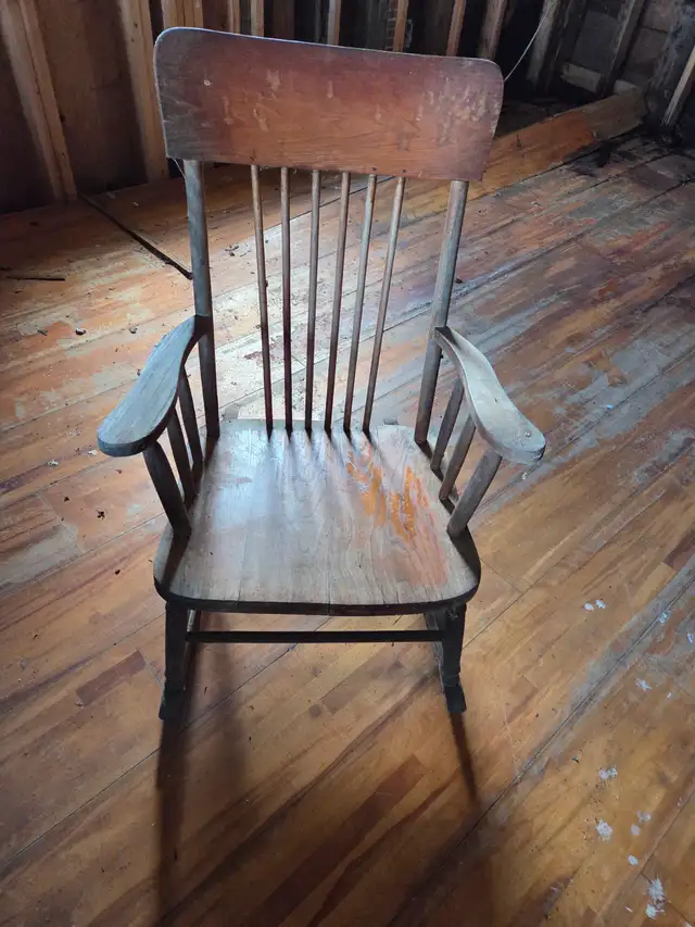 Antique Rocking Chair in Chairs & Recliners in Kingston - Image 2