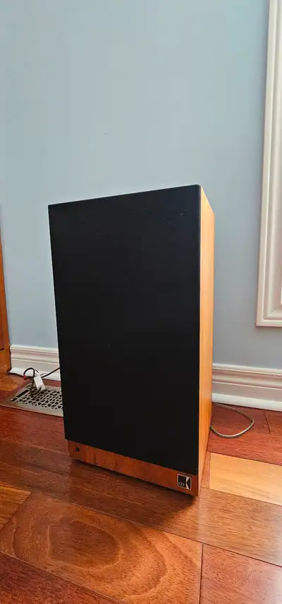 Experience true high-fidelity sound with this legendary pair of KEF Reference Series Model 103.2 spe...