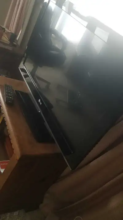 2 LG TVs 32", View more