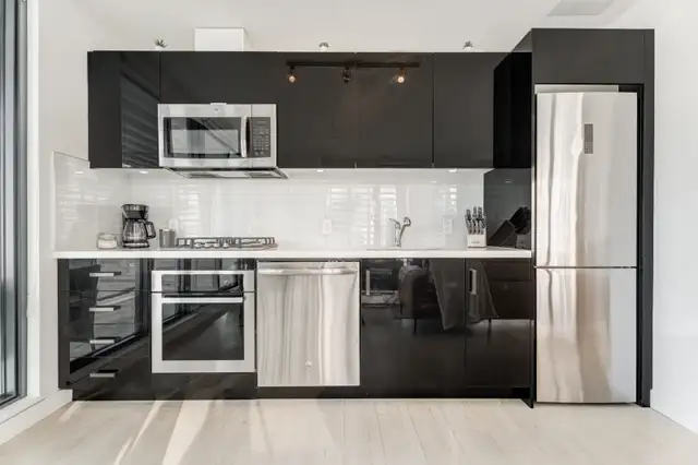 Modern downtown 2 bedroom condo - Parking included
