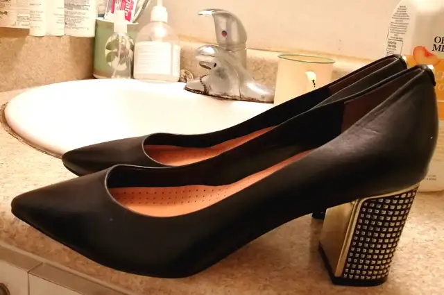 GUESS GENUINE LEATHER LADY SHOES SIZE 9 1/2 in Women's - Shoes in Mississauga / Peel Region - Image 2