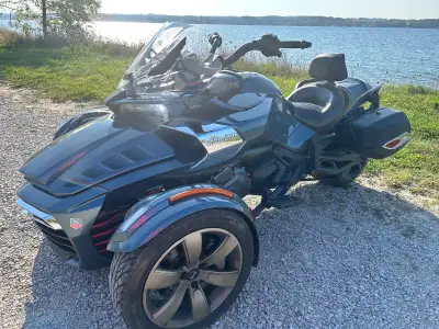 2015 Can-Am Spyder F3 S 1330 Rotax Engine 55040km - Upgraded shocks - Upgraded exhaust - Brand new b...