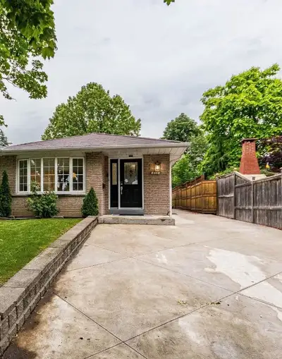 Bright and spacious 3-bedroom home in a prime Central Mississauga location. Parking for 2 cars, Wi-F...