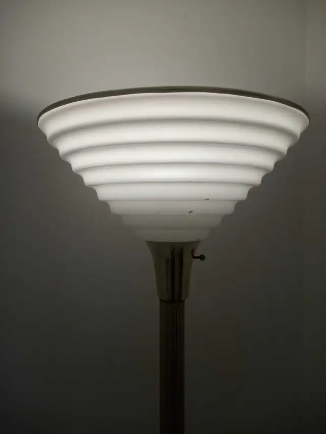 Vintage floor lamp in Indoor Lighting & Fans in Mississauga / Peel Region - Image 2