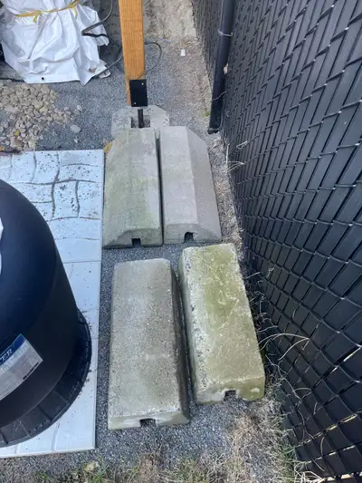 6 bloc de ciment pour abri tempo. 30$ pour les 6. De mascouche J7K 0E3