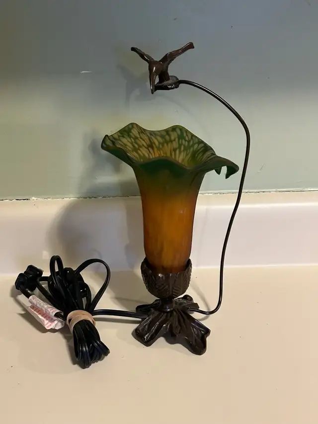 Tiffany Style Tulip Glass Lamp Shade With Humming Bird in Indoor Lighting & Fans in Oshawa / Durham Region - Image 4