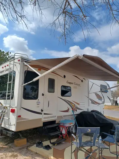Caravane à sellette Marque: Copper Canyon Keystone Modèle: 252FWRLS Année: 2011 Longueur: 25 pieds P...