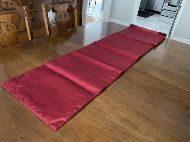 EUC,  red lined  table runner, 70” long, 13” wide, washable in Holiday, Event & Seasonal in Mississauga / Peel Region - Image 3