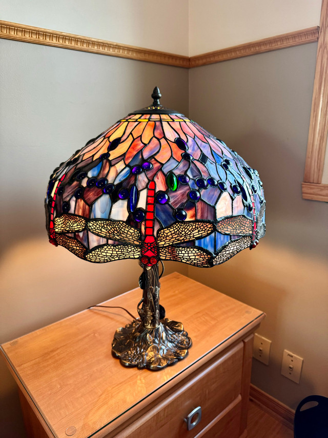 Lampe de table Tiffany en verre teinté multicolore, comme neuf dans Éclairage intérieur et plafonniers  à Ville de Montréal - Image 2