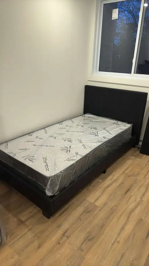 Cadre de lit simple avec matelas in Beds & Mattresses in City of Montréal - Image 3