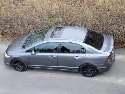 Je vends ma Honda Civic fiable, une berline économe en carburant avec un kilométrage de 216000 km. C...