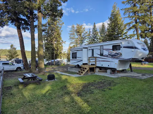 Lakeview RV Lot with 38' Montana 5th Wheel on Lac La Hache in Land for Sale in 100 Mile House - Image 2
