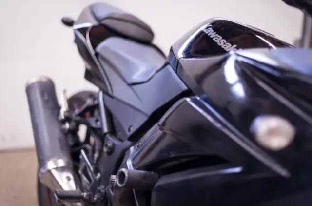 Kawasaki Ninja 250R black 2011 in Sport Bikes in City of Toronto - Image 4