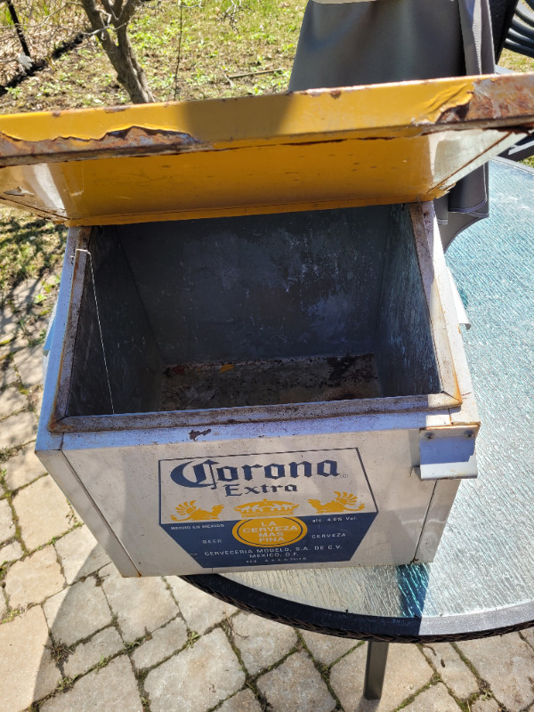 Corona cooler in Arts & Collectibles in Ottawa - Image 2