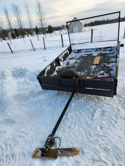 Remorque artisanal, essieux 1500lbs 1 essieux et roue neuve, lautre coter plus ou moins 1 an. legere...