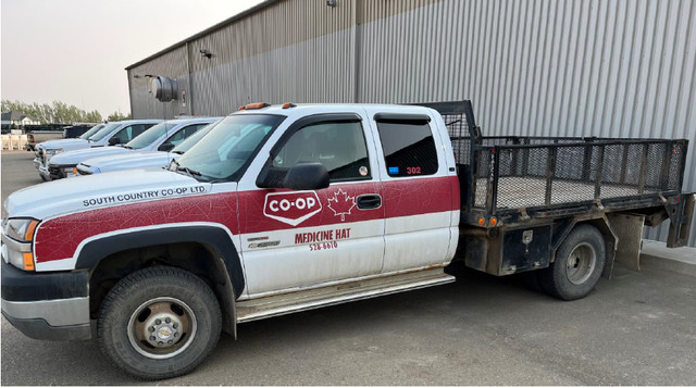 2004 Chevrolet Silverado 3500 Flat Deck For Sale By Tender in Cars & Trucks in Medicine Hat - Image 2