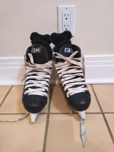 Patins de glace pour enfant CCM taille 4 Vous pouvez me contacter par la messagerie de Kijiji our pa...