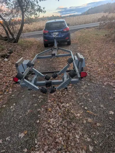 Fonctionne très bien en état neuf aucune rouille les lumières en arrières fonctionnent Appelez ou te...