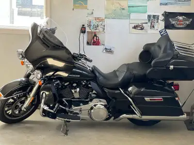 2017 Ultra Classic Limited Low, 107 ci, liquid cooled. 11001 kms. Complete Stage 1 with full pipes,...