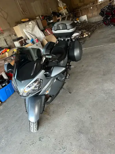 2008 Kawasaki Concours 1400 for sale. Has brand new tinted windshield as well as the clear windshiel...