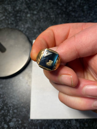Men’s 10 k gold and diamond ring 