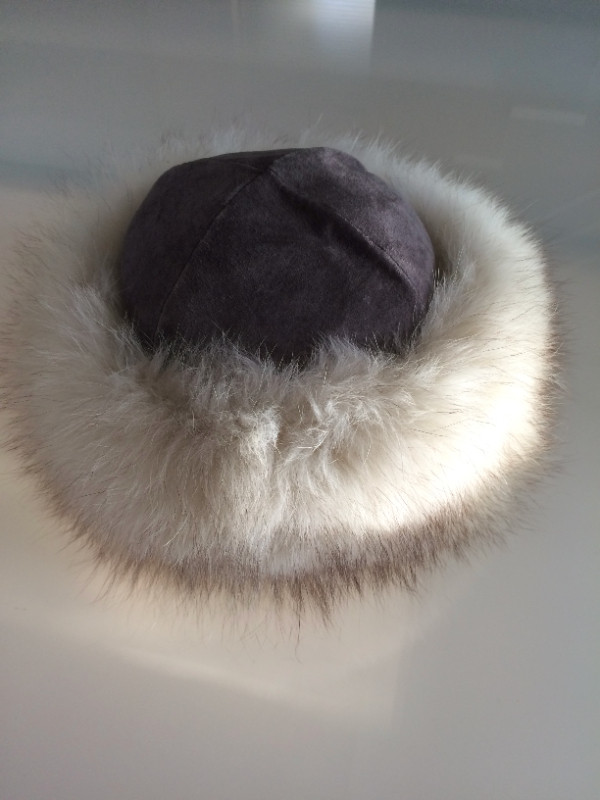 chapeau de fourrure pour femme dans Femmes - Hauts et vêtements d'extérieur  à Longueuil/Rive Sud
