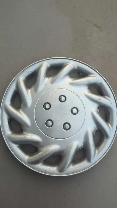 J'offre un enjoliveur Autopure (Ce n'est pas un ensemble de 4) Si vous voyez cette annonce, c'est qu...