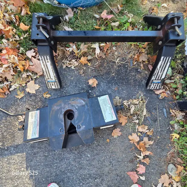 Hitch for 5th Wheel in Travel Trailers & Campers in Fredericton - Image 2