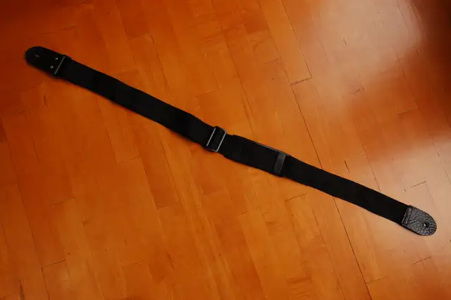 BLACK GUITAR STRAP WITH SHOULDER PAD LEATHER ENDS, 5CM W,148 CM in Guitars in Gatineau - Image 3