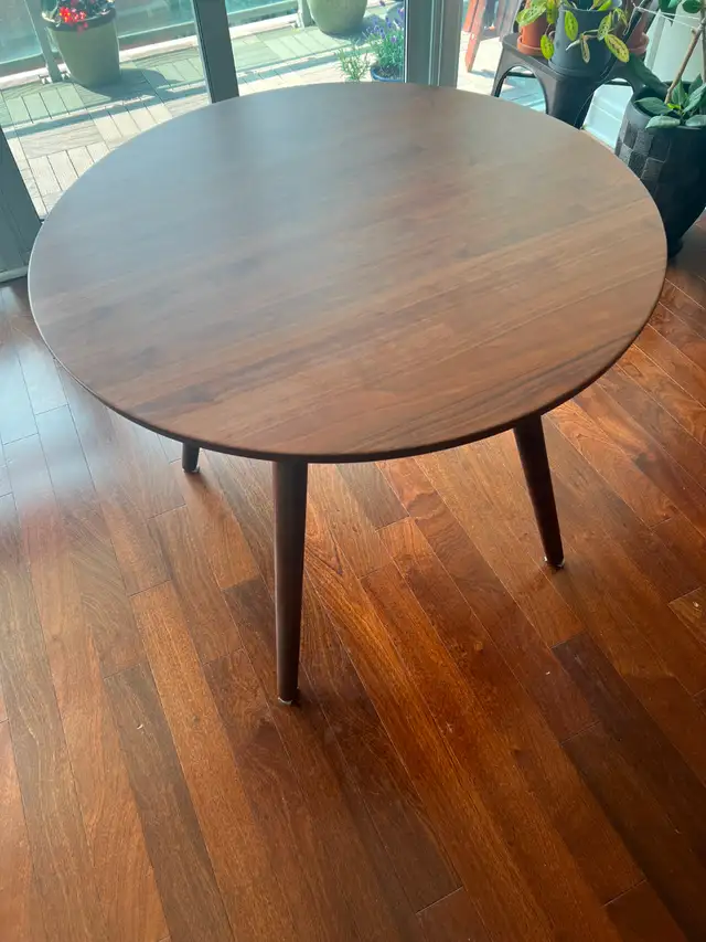 Walnut Dining Table in Dining Tables & Sets in City of Toronto - Image 2