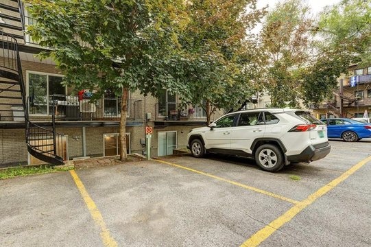 Stationnement extérieur privé à louer – près du métro Papineau — photo 1