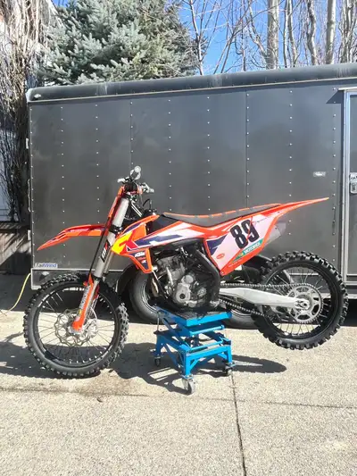New fork seals Red bull graphics kit Moto seat, seat cover Comes with brand new complete plastic kit...